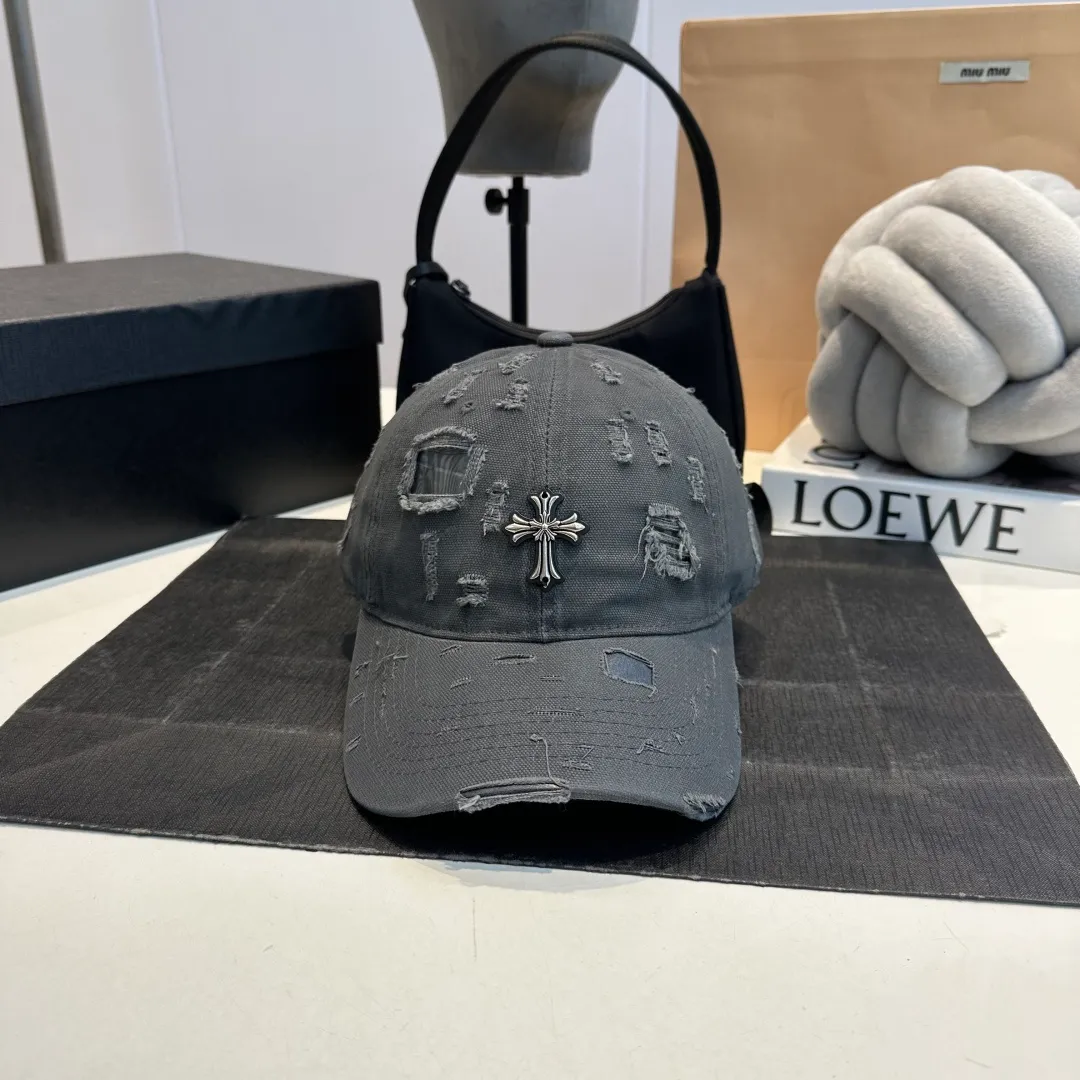 P60 Croxin's new ripped washed cotton baseball cap, a personalized and fashionable style, casual with a cool feel, the same style for men and women! Material: 100% cotton Head circumference: 56-58cm available